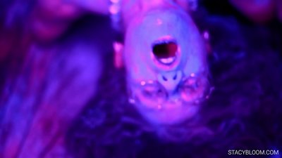 کودک در مقابل دوربین خودارضایی می کند و خود را به ارگاسم می رساند.